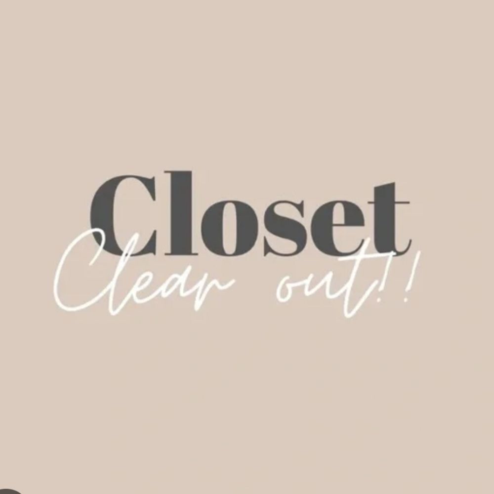 Chic Closet Clear Out Sign